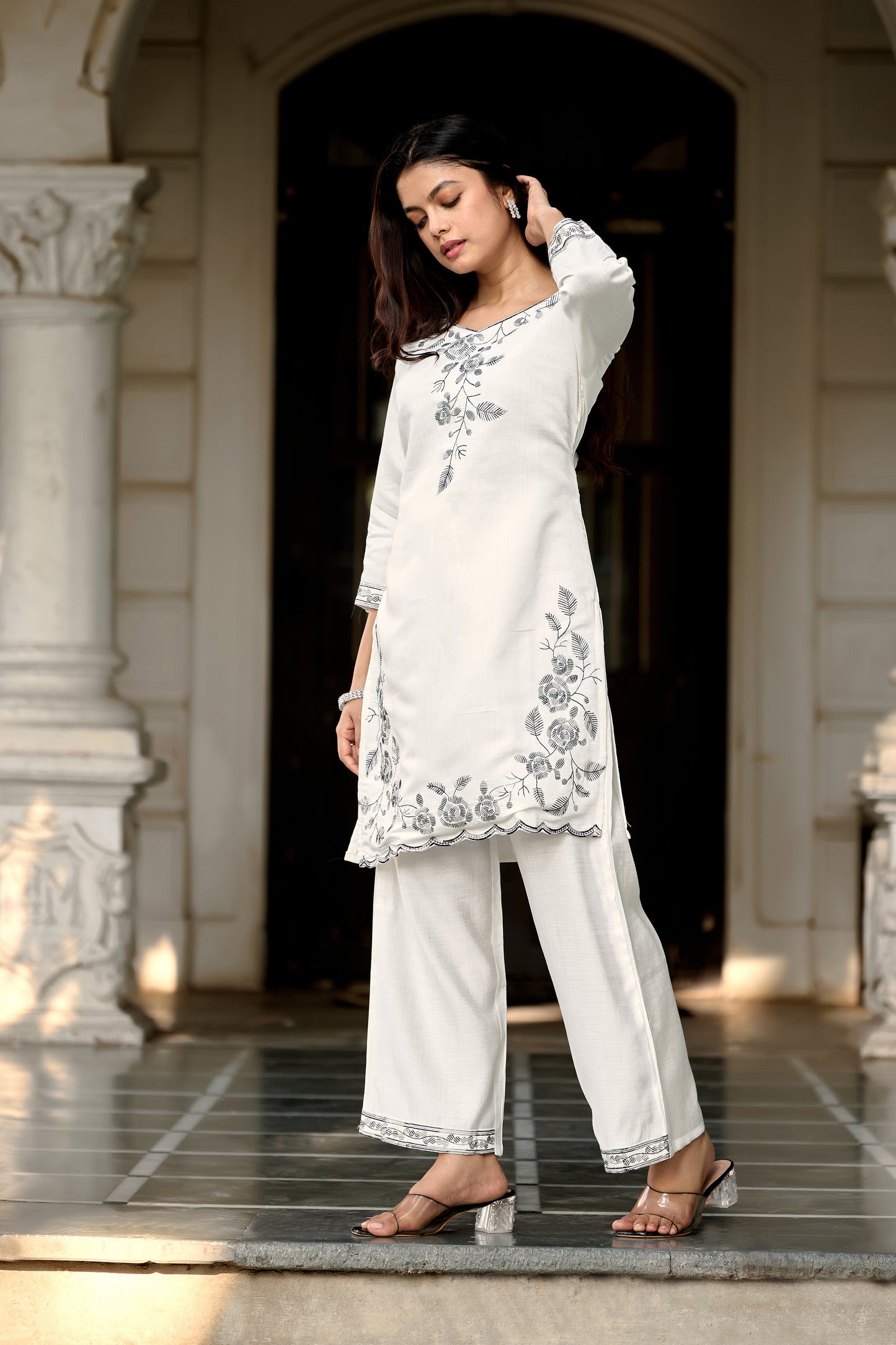Vaynika White Subtle Thread Detailing 2PCS Set For Women